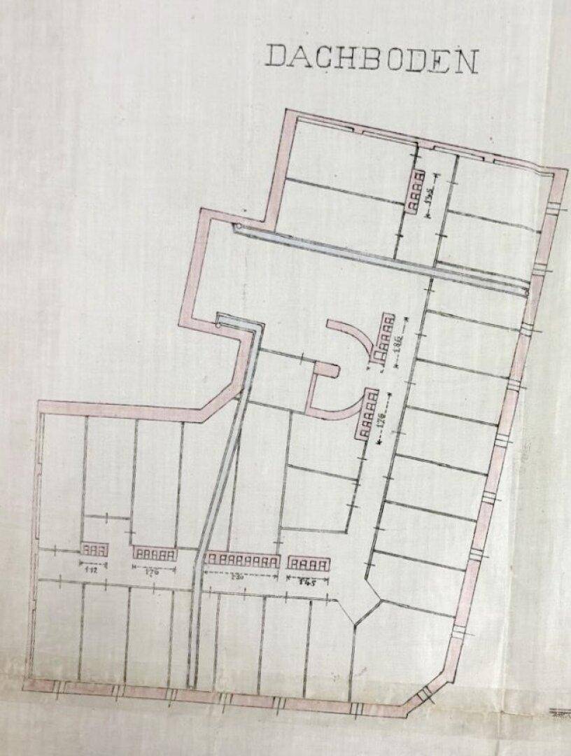 Historischer Grundriss des Dachbodens mit vielen kleinen Räumen und potenziellen Ausbaumöglichkeiten.
