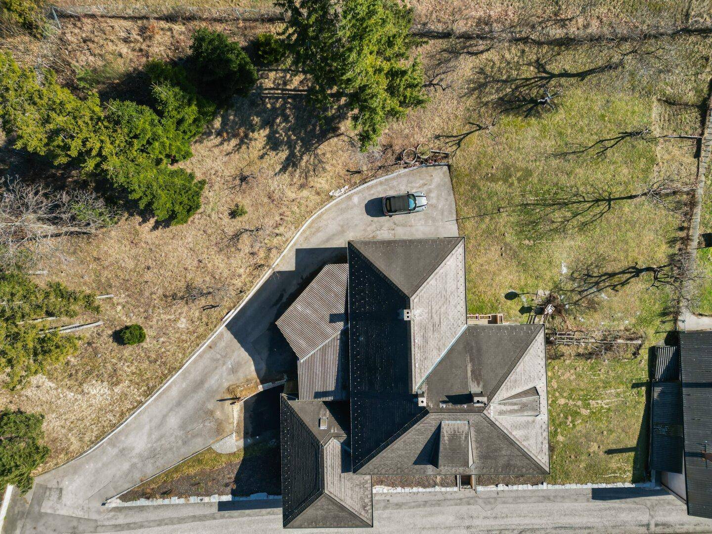 Luftaufnahme des Anwesens mit Dachflächen und Zufahrt.