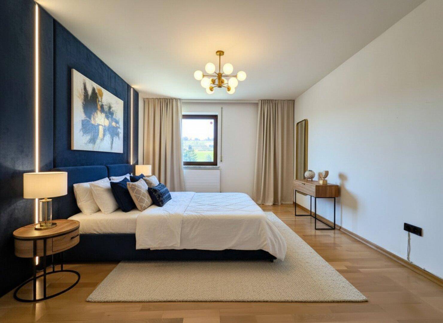 Modernes Schlafzimmer mit Parkettboden, blauer Akzentwand und stilvoller Beleuchtung.