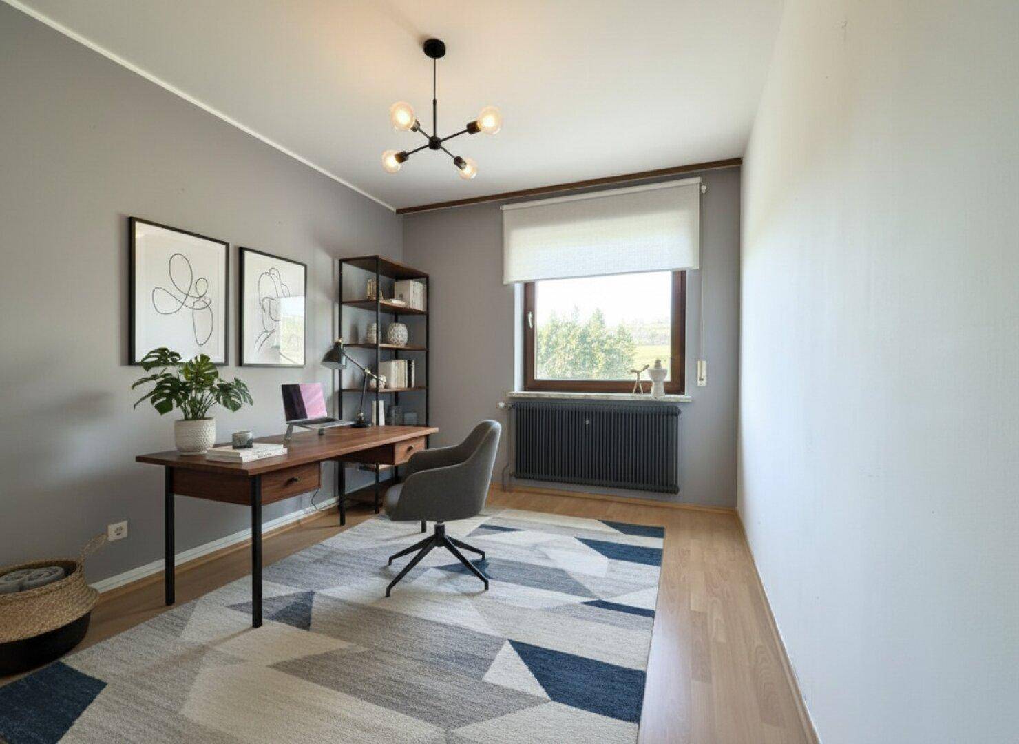 Modernes Arbeitszimmer mit Parkettboden, Schreibtisch und Blick ins Grüne.