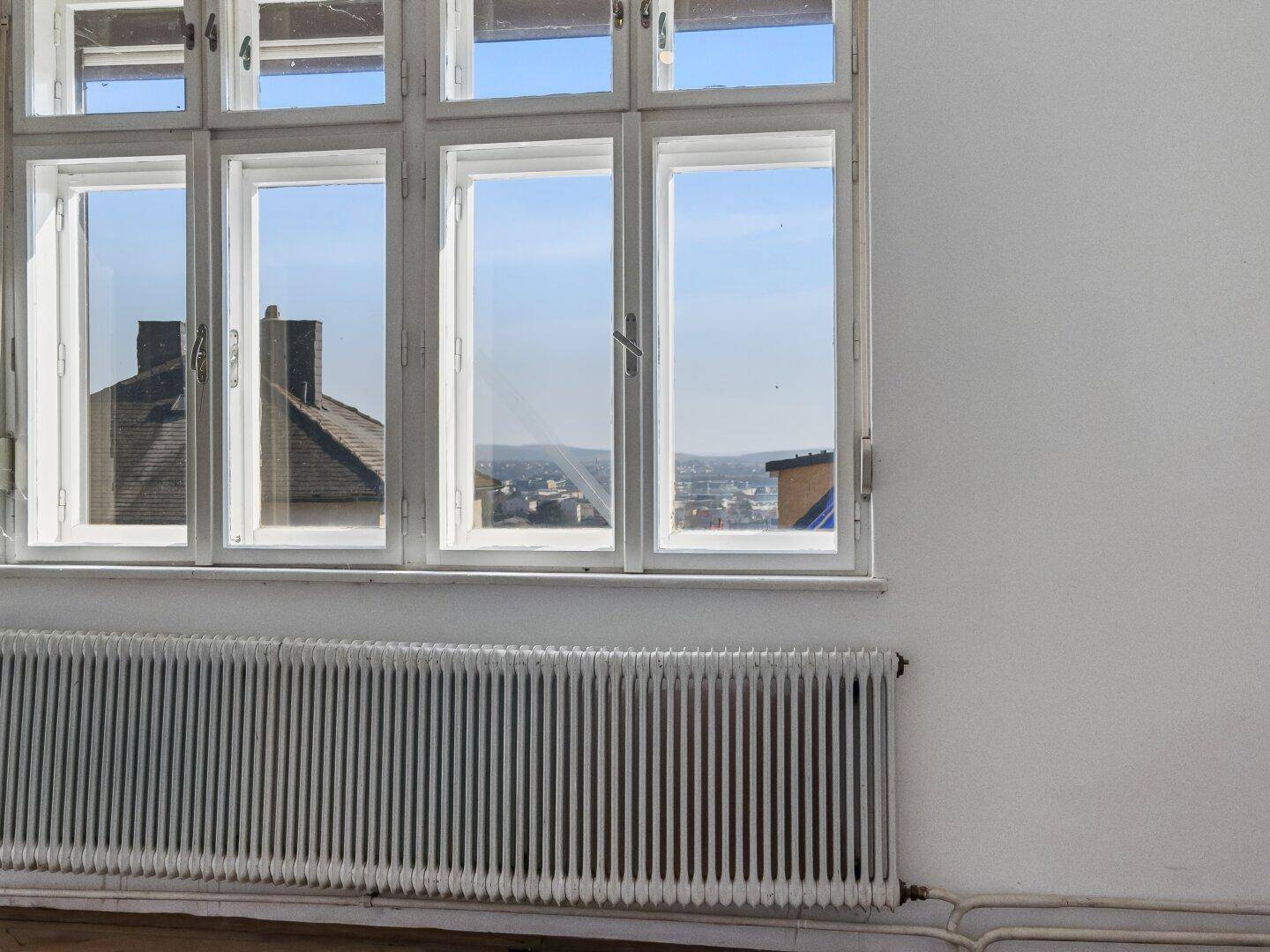Fenster mit Blick auf die Stadt und die umliegende Landschaft, bietet eine weite Aussicht.