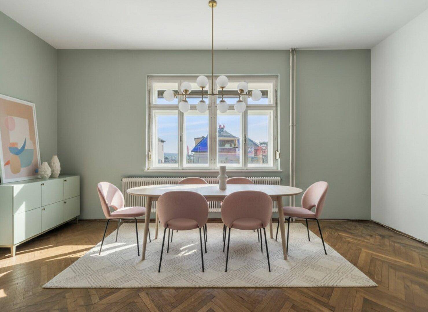 Modernes Esszimmer mit Fischgrätparkett, stilvollen Möbeln und Blick ins Grüne, hell und einladend.
