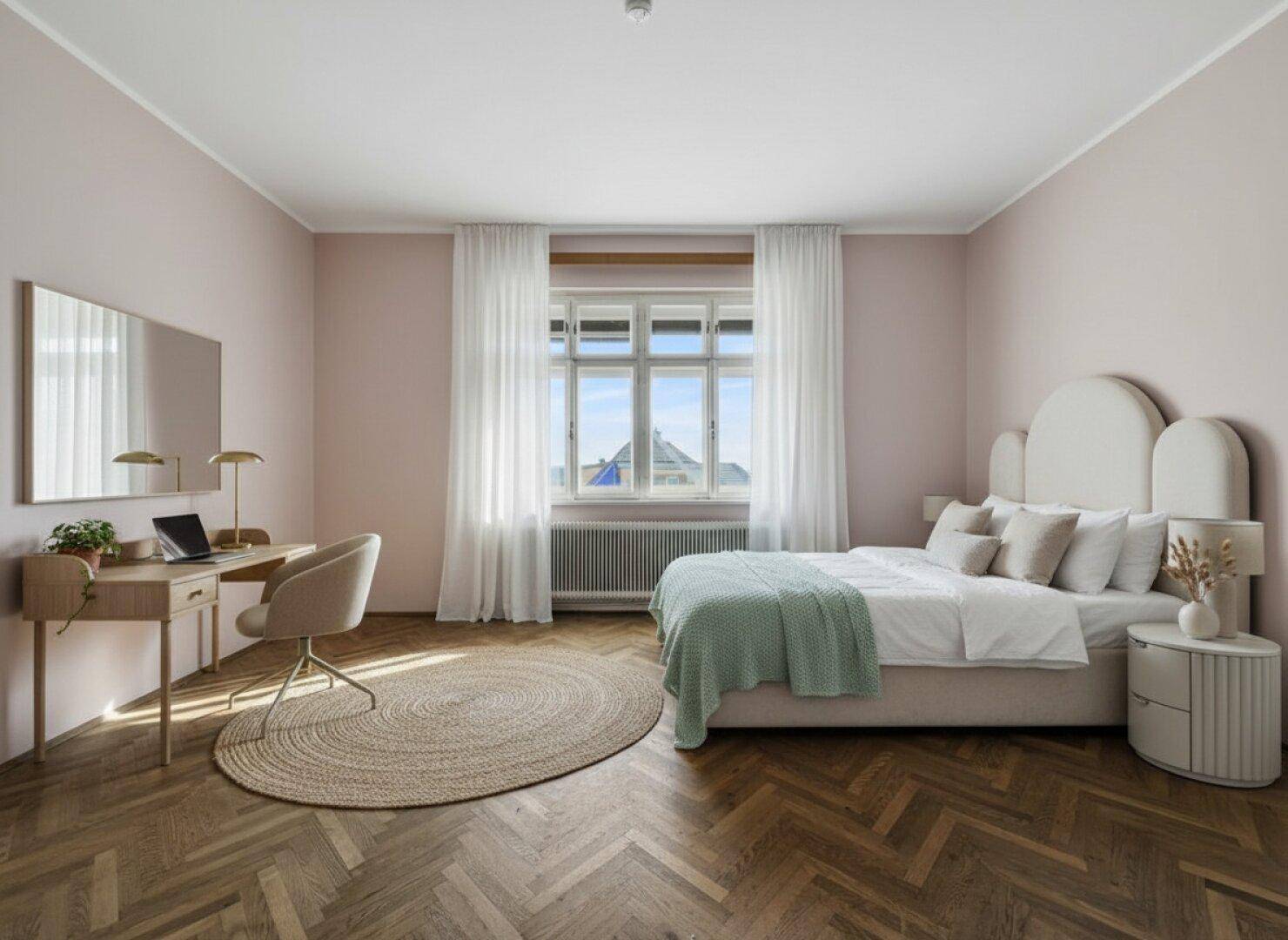 Helles Schlafzimmer mit Fischgrätparkett, rosa Wänden und modernem Bett, gemütlich und stilvoll.