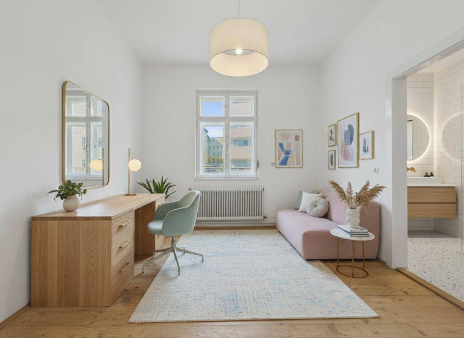 Helles Arbeitszimmer mit modernem Schreibtisch, rosa Sofa und Blick auf die Stadt.