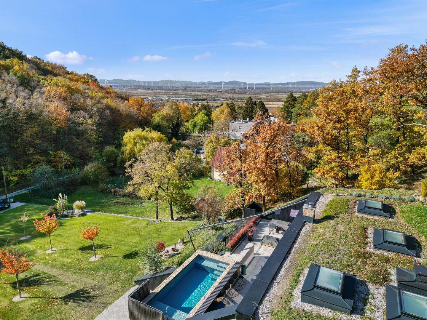 Panoramablick auf die moderne Villa mit Pool und weitläufiger Landschaft.