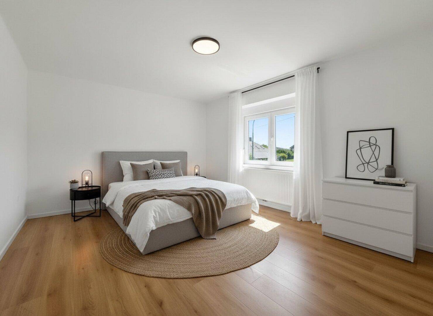 Modern eingerichtetes Schlafzimmer mit Holzboden, großem Bett und Fenster.