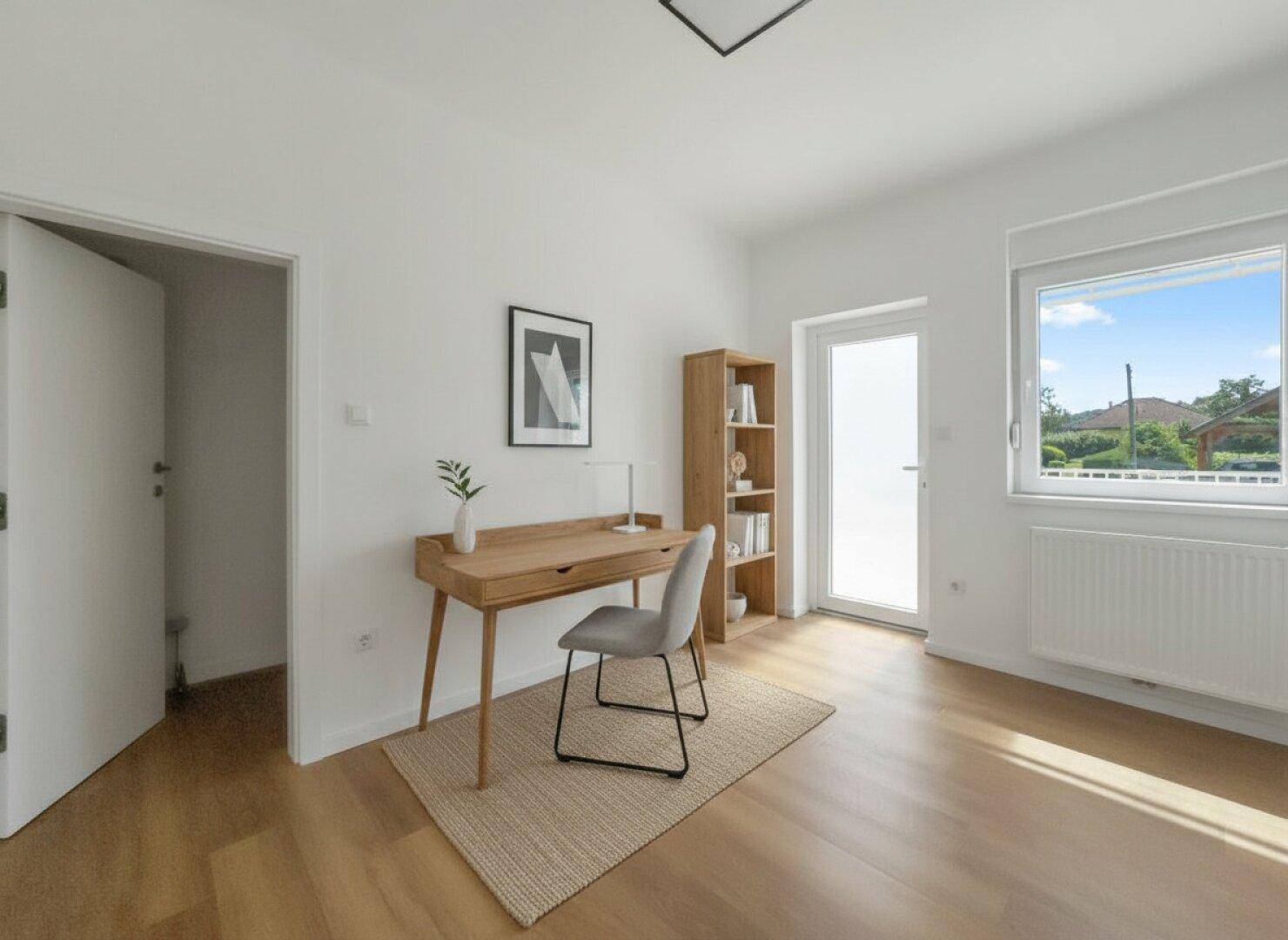 Helles Arbeitszimmer mit Holzboden, Schreibtisch und Zugang zum Außenbereich.