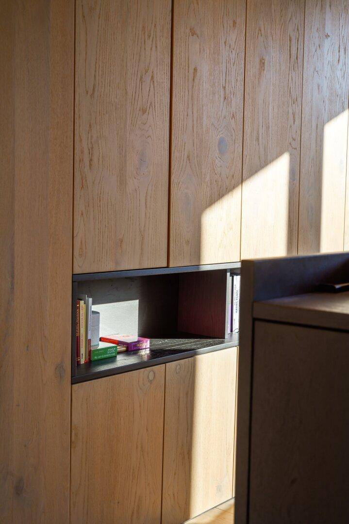 Detailansicht der maßgefertigten Einbauschränke aus hellem Holz.