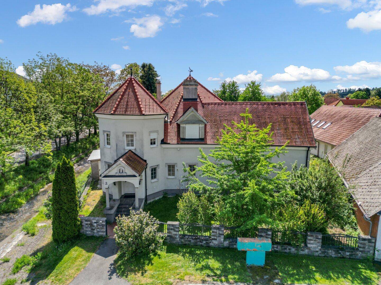 Vorderansicht des Hauses mit gepflegtem Vorgarten und traditioneller Architektur.