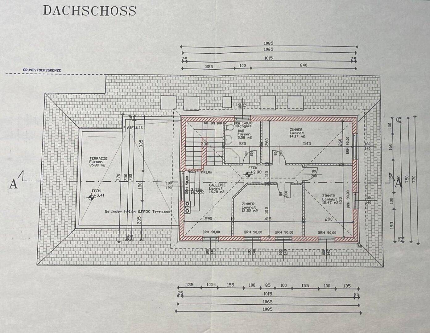 Grundriss des Dachgeschosses mit Raumaufteilung, Maßen und einer weiteren Terrasse.