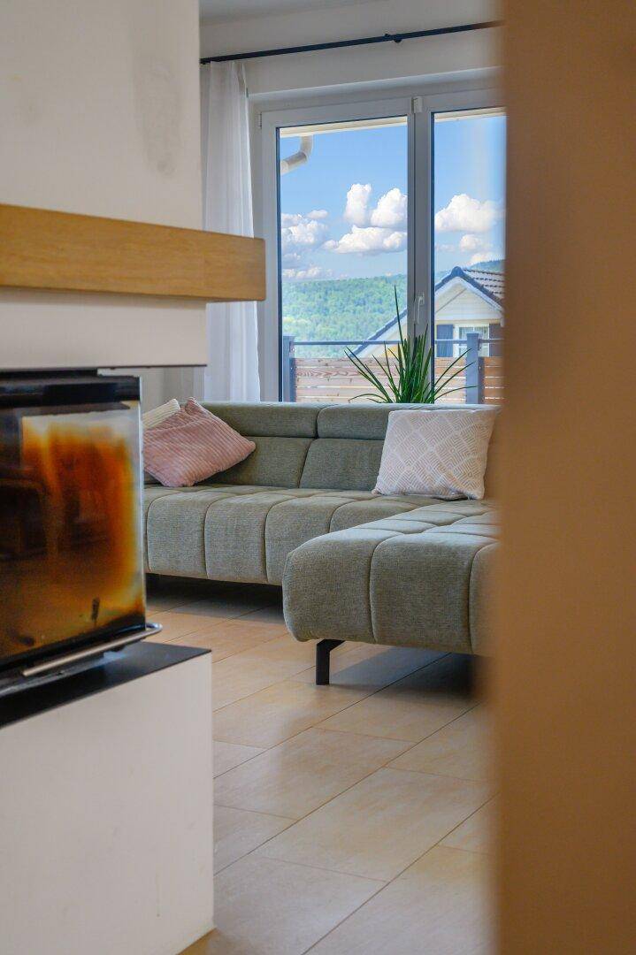 Gemütlicher Wohnbereich mit Ecksofa und modernem Kamin, der zum Entspannen einlädt.
