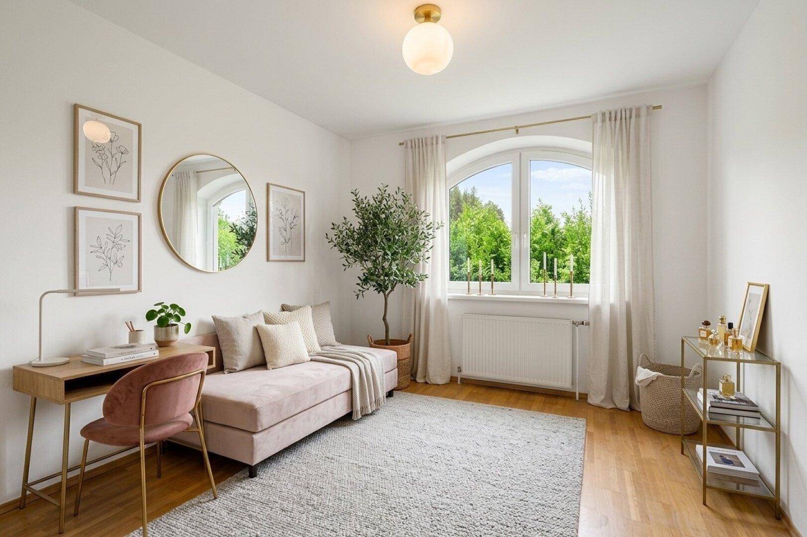 Helles Arbeitszimmer mit Parkettboden, Schreibtisch und Blick in den grünen Garten.