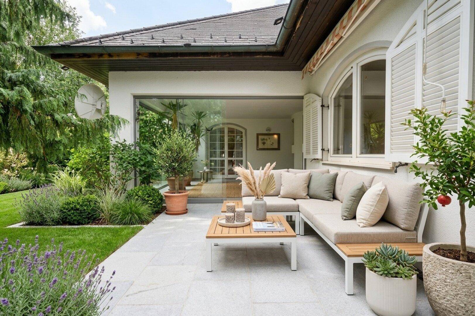 Moderne Terrasse mit bequemen Loungemöbeln und Blick auf den gepflegten Gartenbereich.