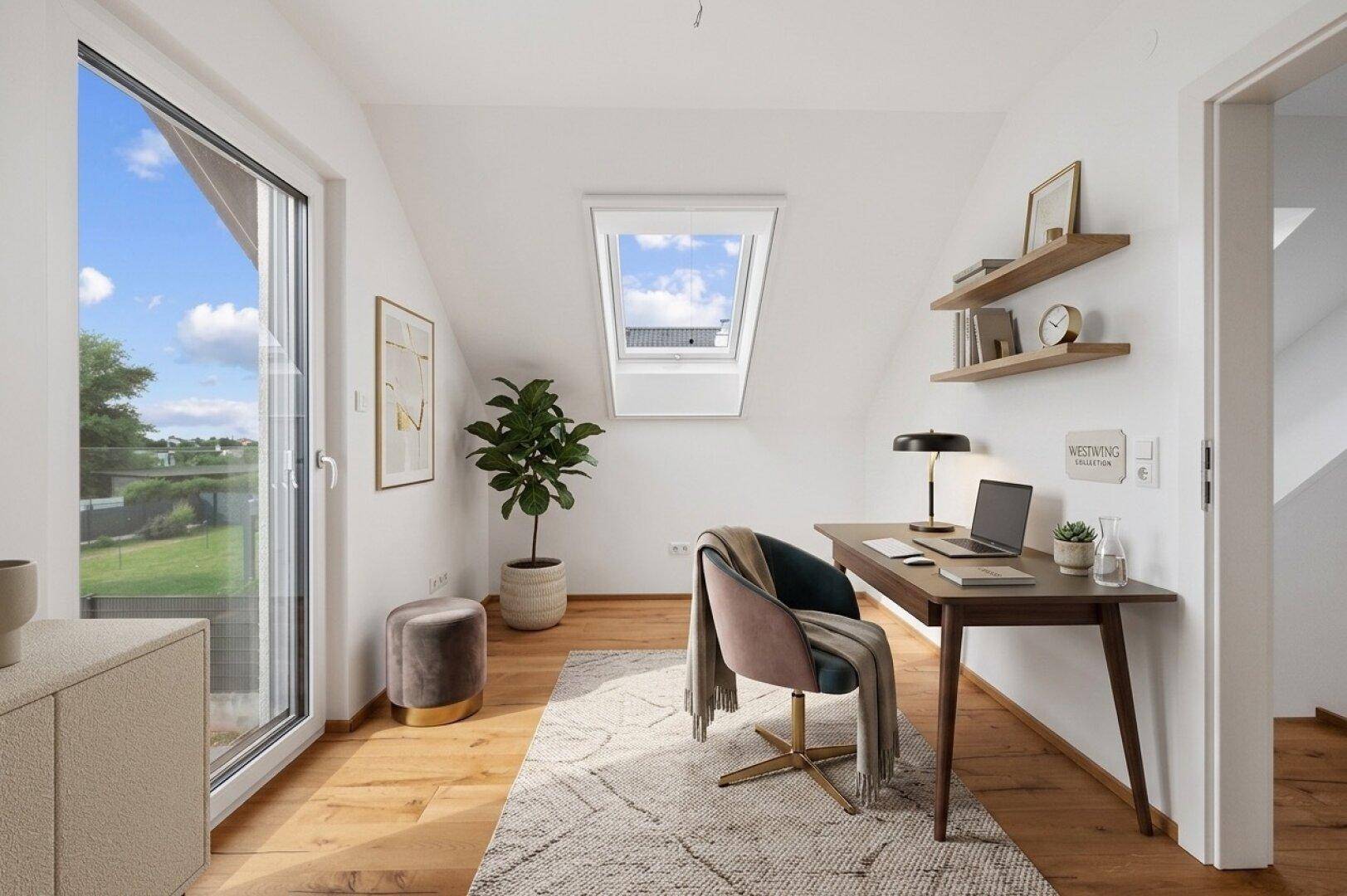 Helles Arbeitszimmer mit Holzboden, Dachfenster und Zugang zu einem französischen Balkon.