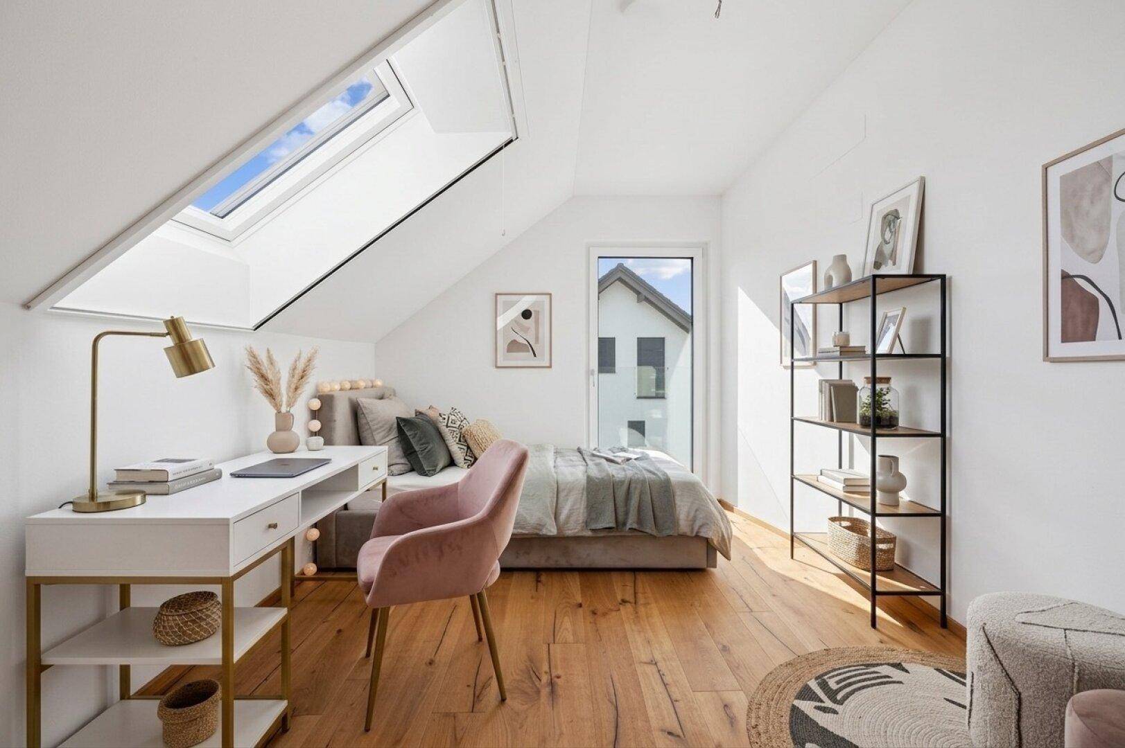 Gemütliches Schlafzimmer mit Holzboden, Schreibtisch, Dachfenster und moderner Einrichtung.