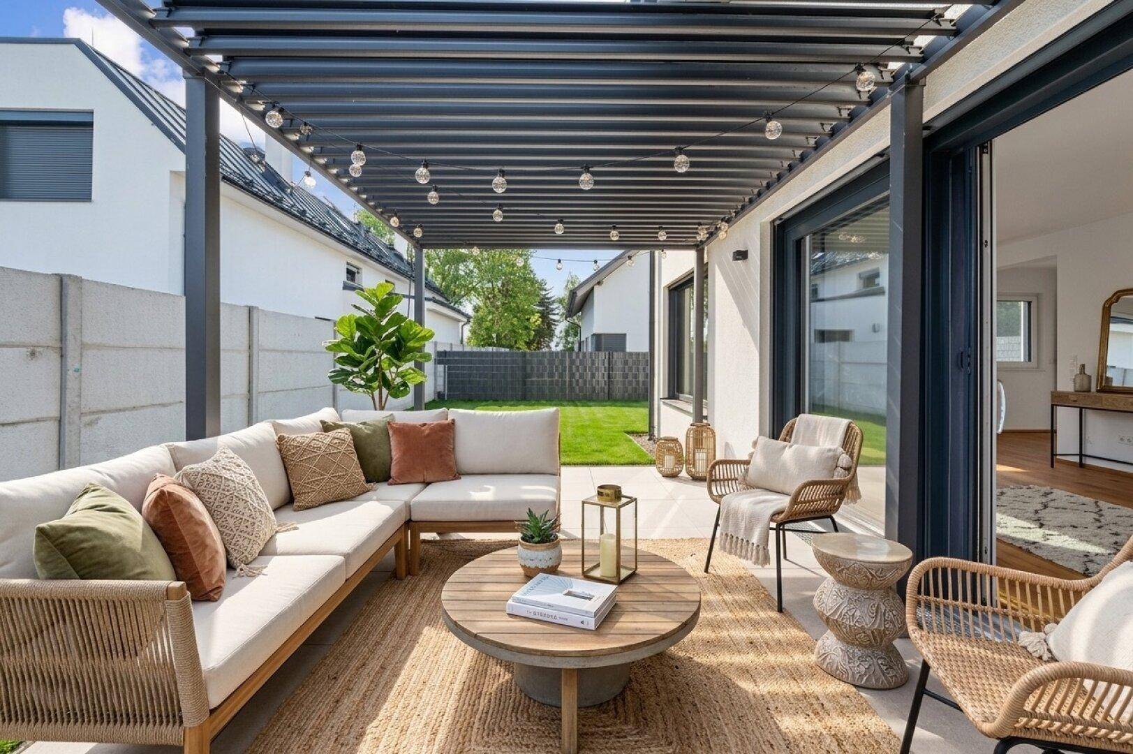 Gemütliche Terrasse mit moderner Pergola, Lounge-Möbeln und Blick in den Garten.