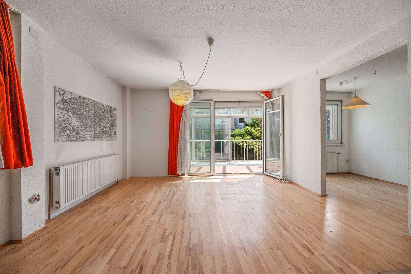 Geräumiger Essbereich mit Holzboden und Zugang zum verglasten Anbau im ursprünglichen Zustand.