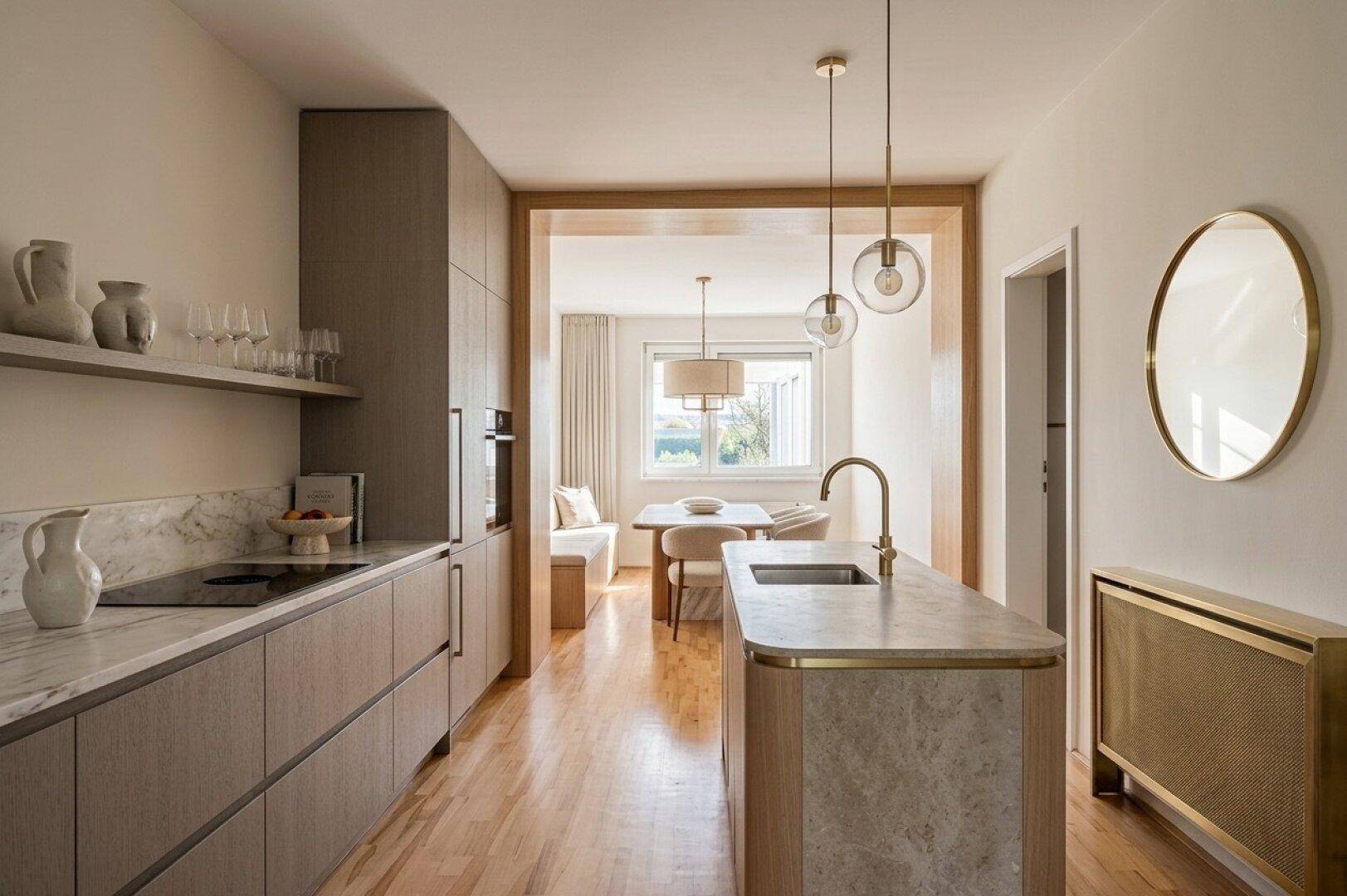 Moderne Küche mit Marmorarbeitsplatten, Holzelementen und offener Verbindung zum Essbereich.