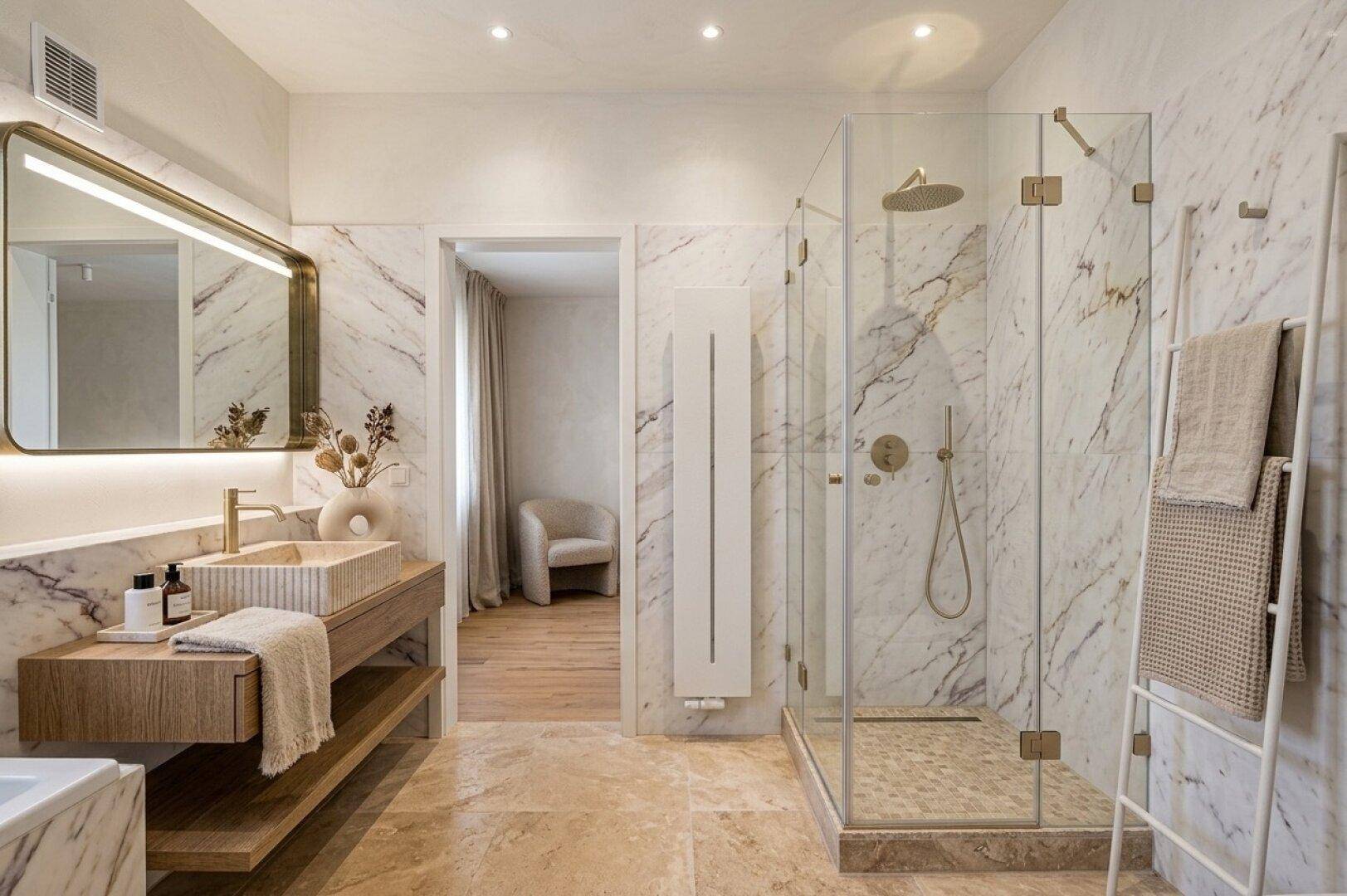 Luxuriöses Badezimmer mit Marmorfliesen, begehbarer Dusche und modernem Waschtisch.