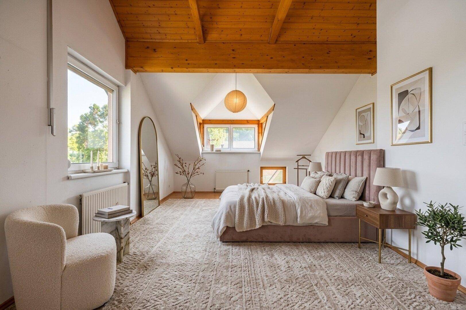 Helles Schlafzimmer mit Holzbalken, Dachschräge, großen Fenstern und stilvoller Einrichtung.