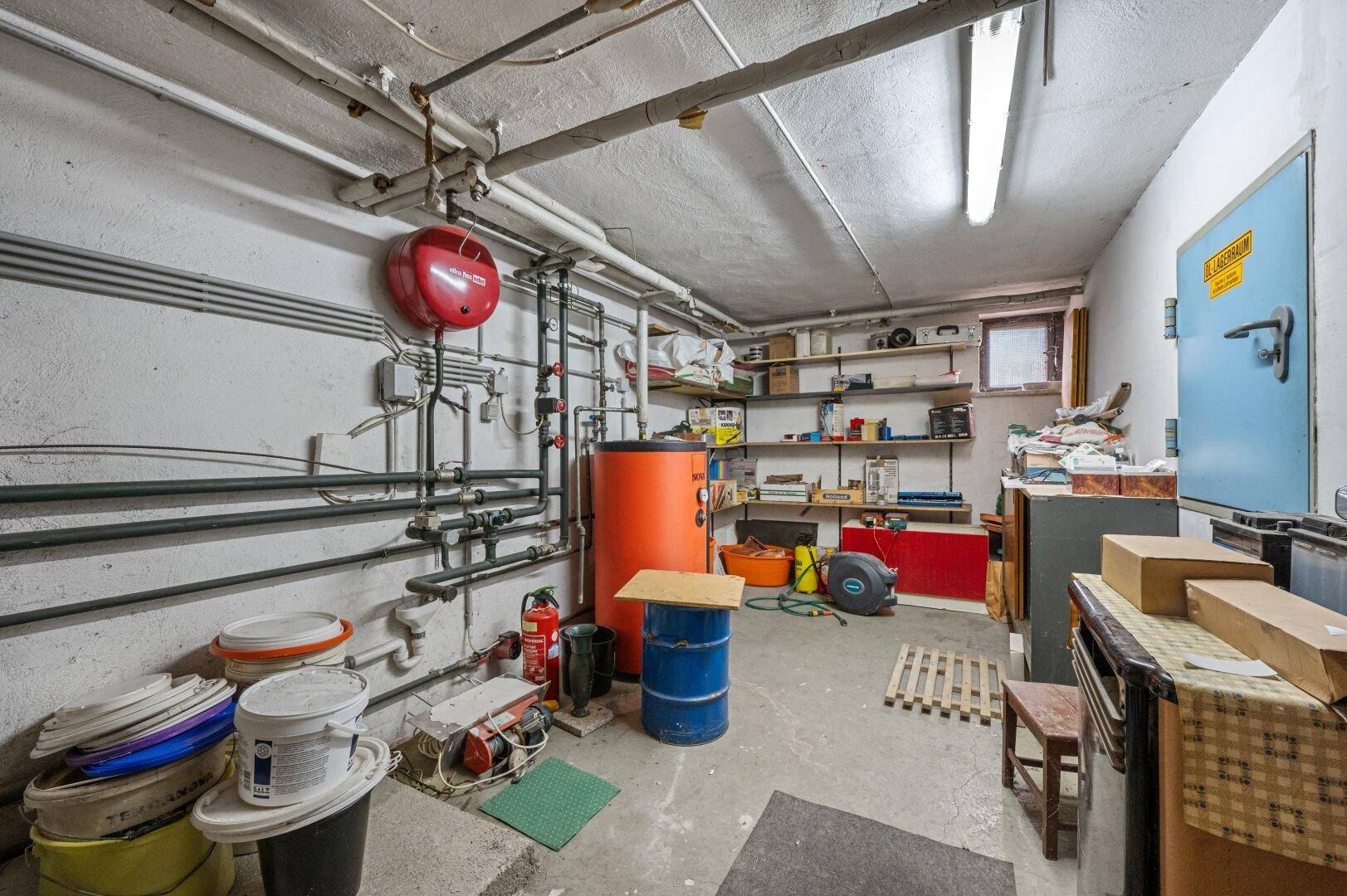 Hauswirtschaftsraum im Keller mit Heizungsanlage, Rohren und viel Stauraum.