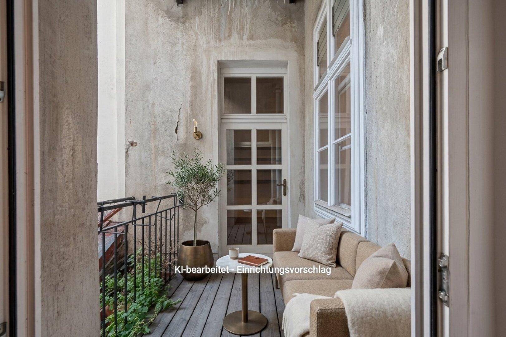 Kleiner, gemütlicher Balkon mit Holzboden, Sofa und Pflanzen, virtuell eingerichtet.