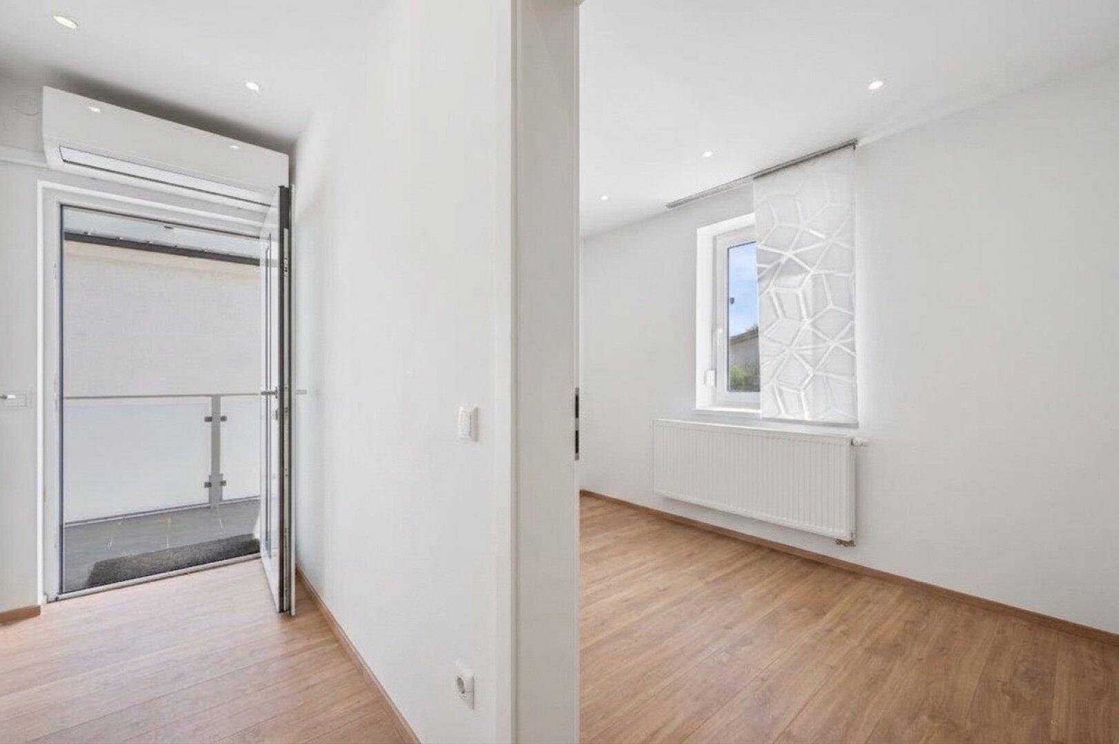 Zimmer mit Terrassenzugang und Klimaanlage, daneben ein weiteres helles Zimmer mit Fenster.