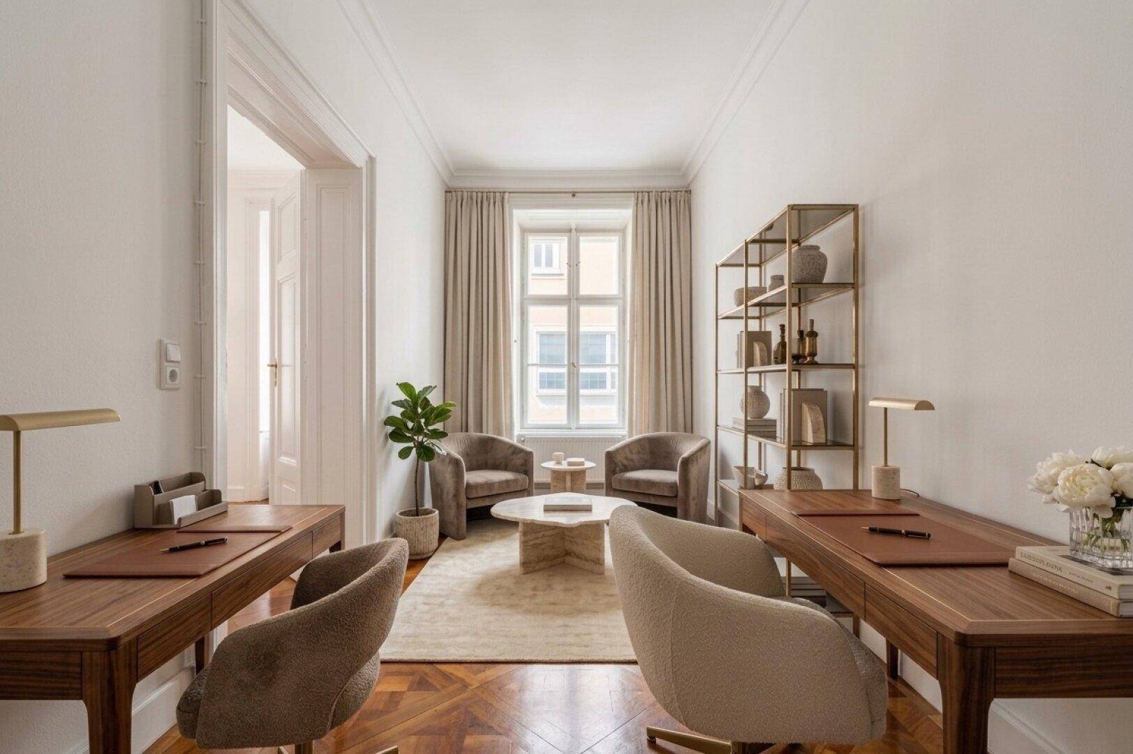 Helles Arbeitszimmer mit zwei eleganten Schreibtischen, bequemen Stühlen und einem goldenen Regal. Große Fenster sorgen für viel Licht.