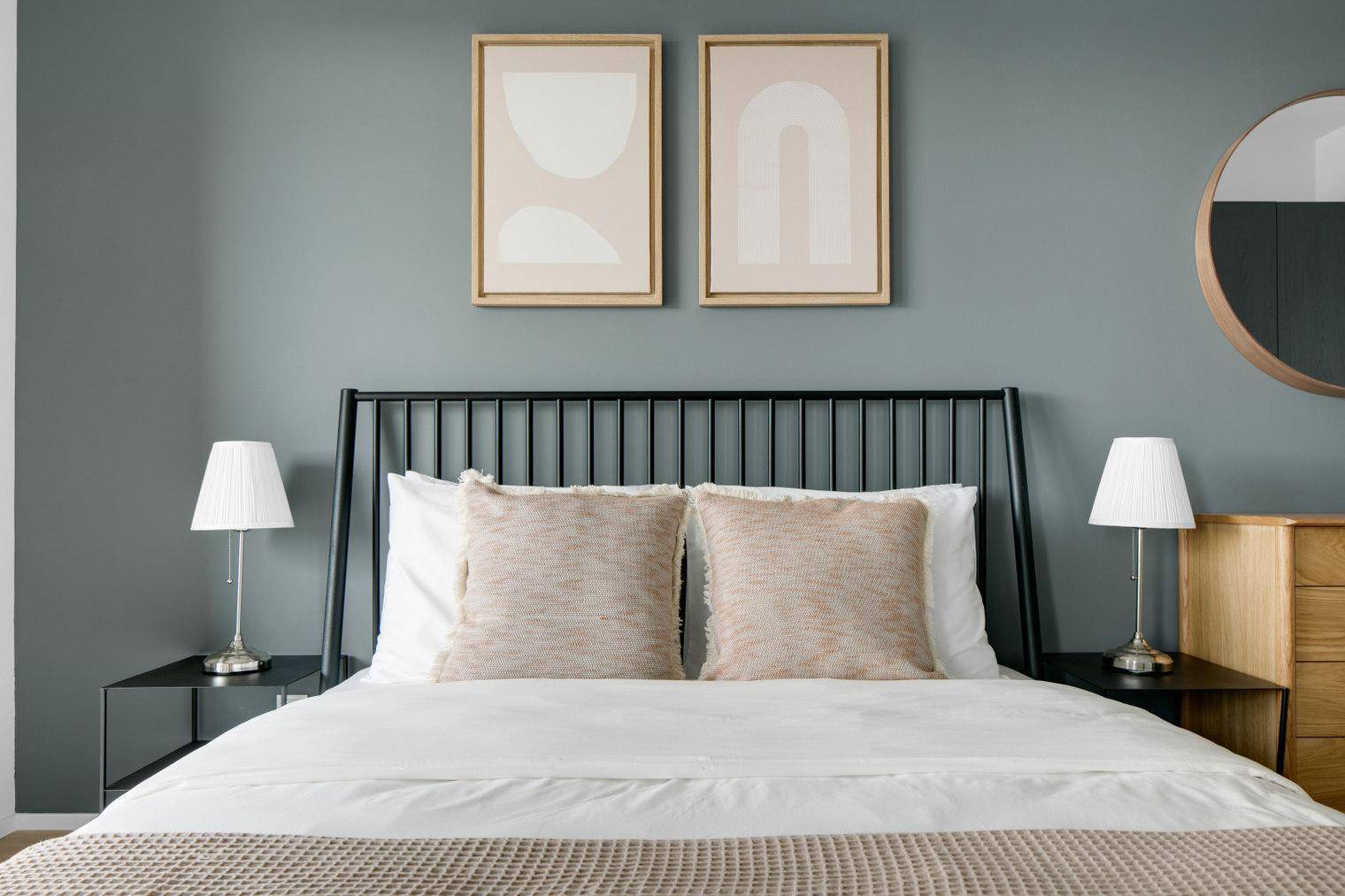 Gemütliches Schlafzimmer mit Doppelbett, Nachttischen und stilvoller Wanddekoration.