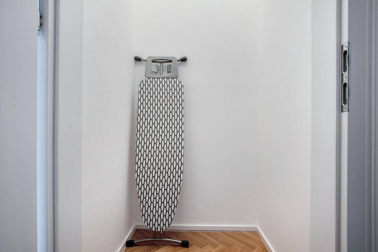 Kleiner Abstellraum mit Bügelbrett, ideal für Haushaltsgeräte und Lagerung.
