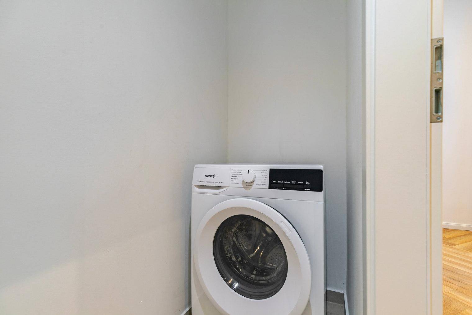 Praktischer Waschmaschinenanschluss in einem separaten Bereich der Wohnung.