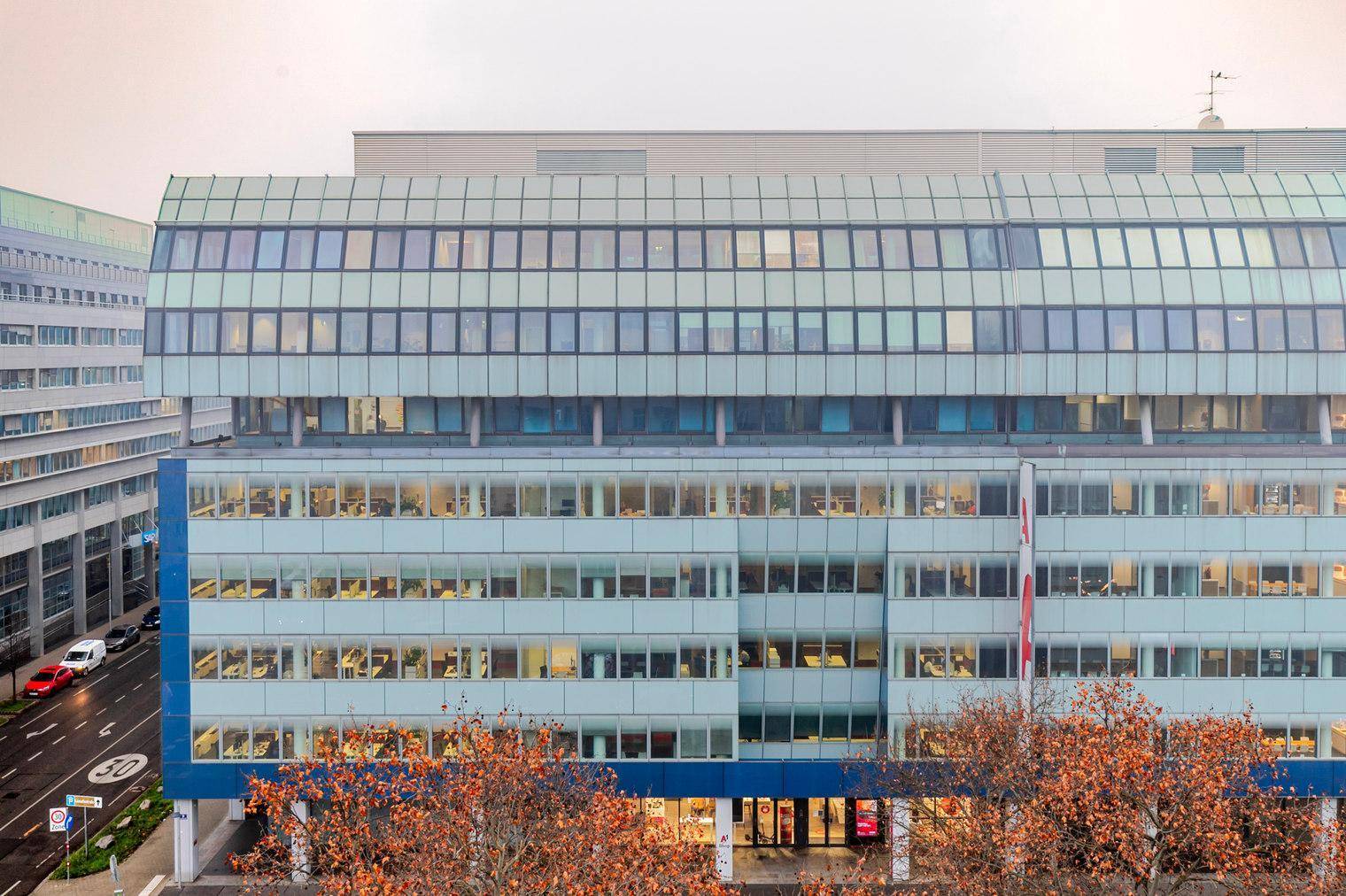 Ansicht eines modernen Bürogebäudes mit Glasfassade und vielen Fenstern.