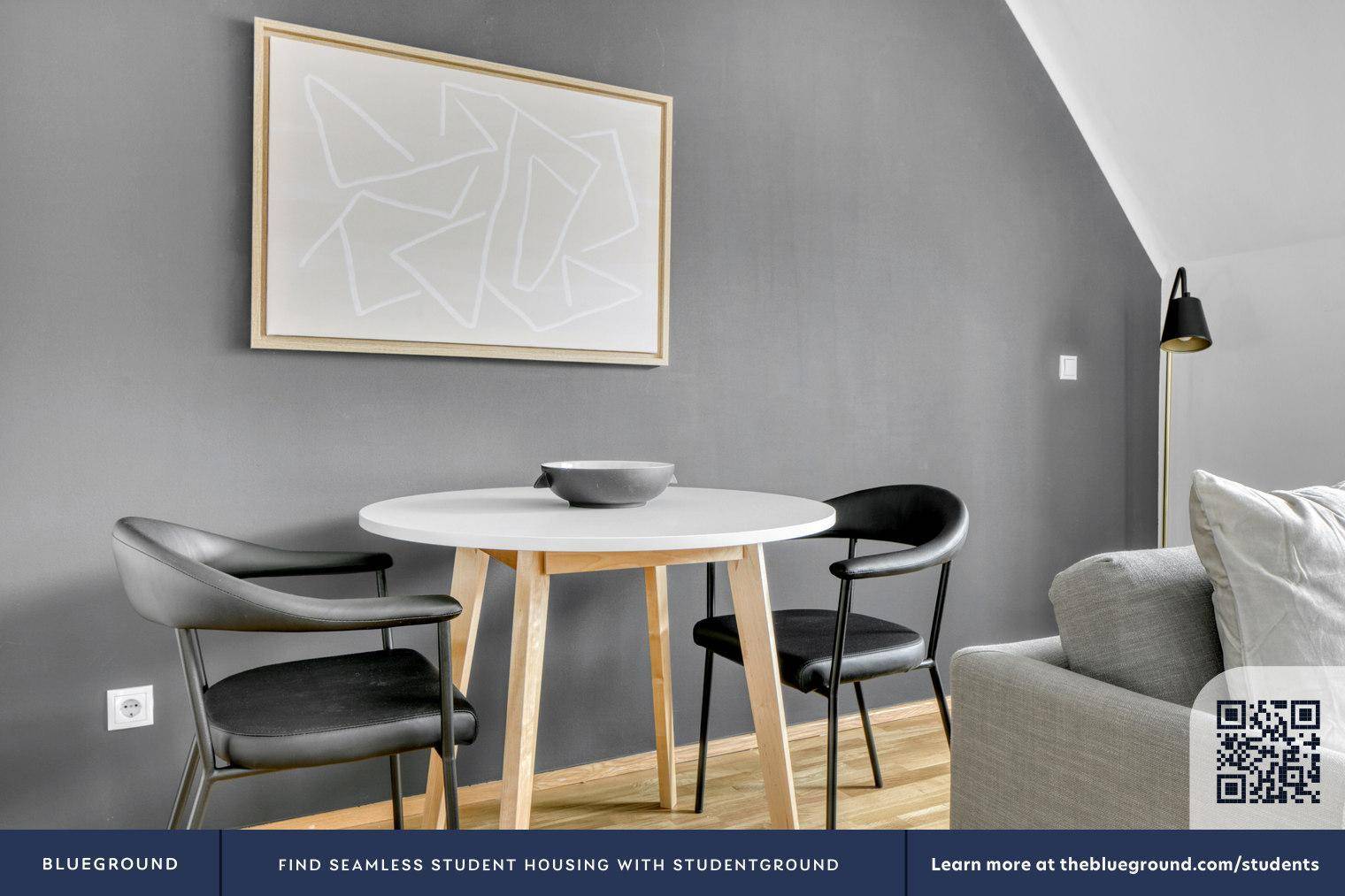 Kleiner Essbereich mit modernem Tisch und Stühlen, integriert in den Wohnraum.