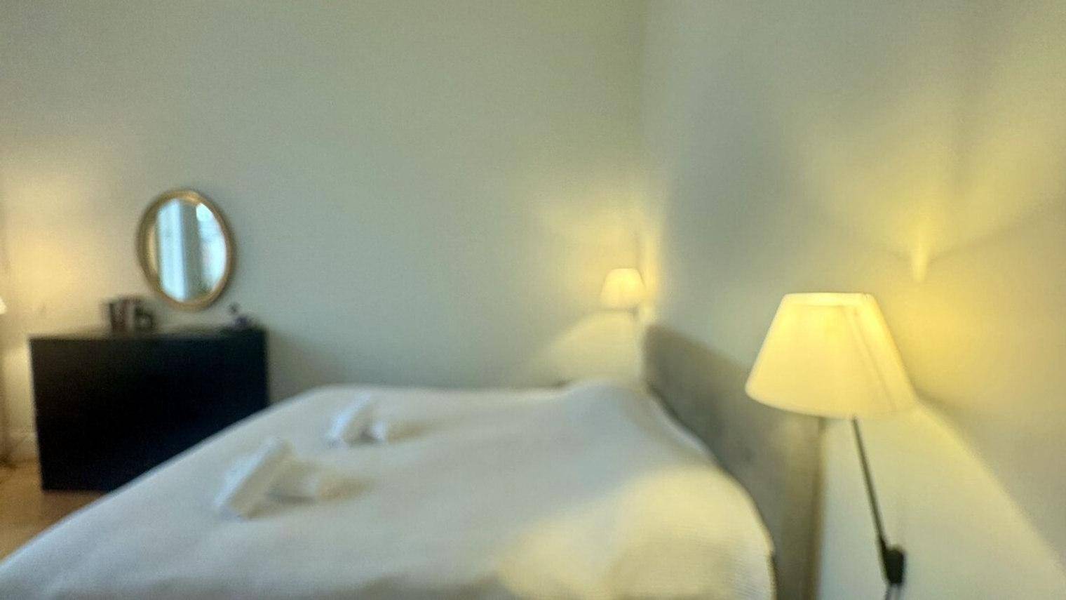 Gemütliches Schlafzimmer mit Doppelbett und stimmungsvoller Beleuchtung durch Nachttischlampen.