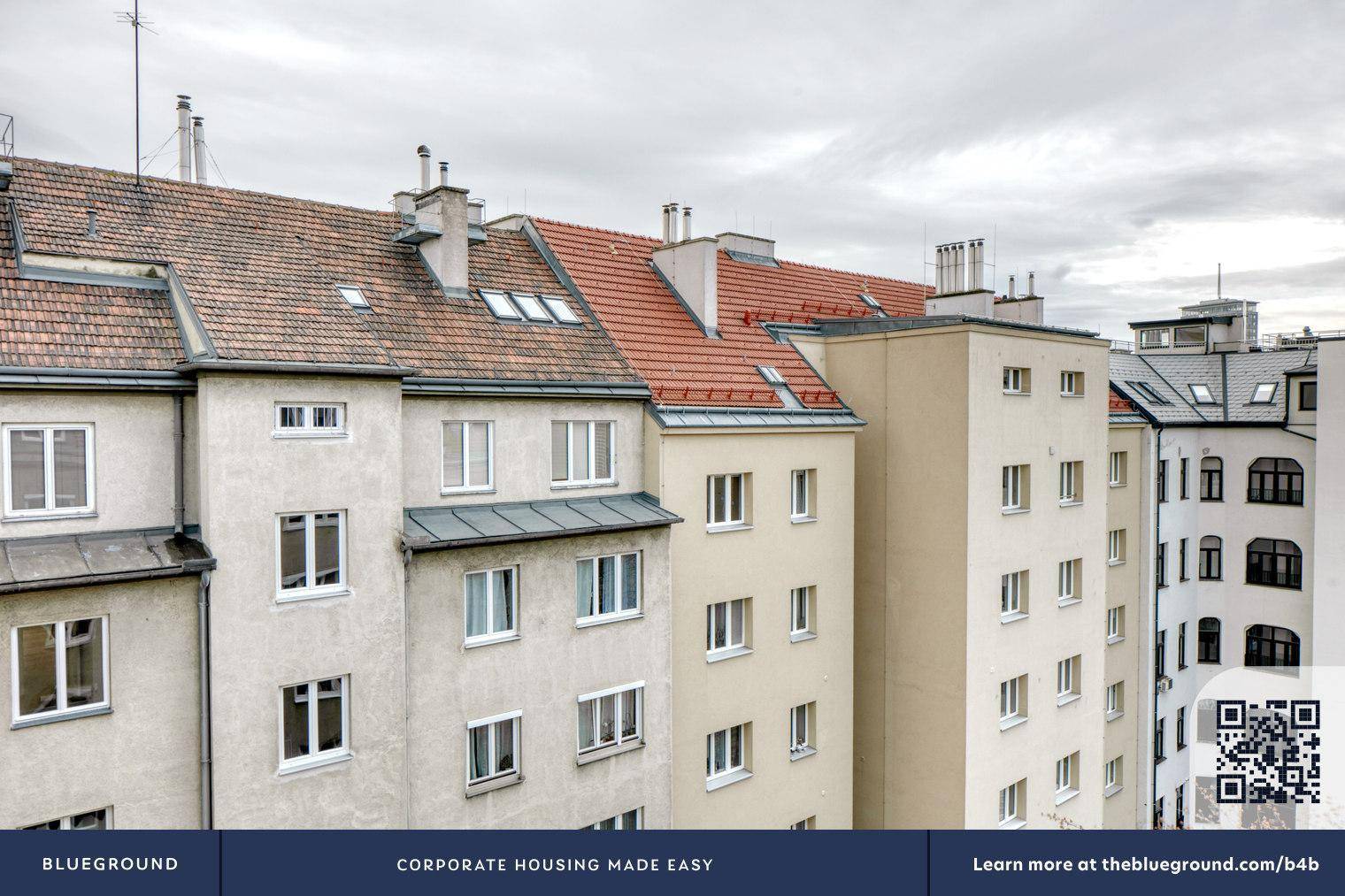 Ansicht der Dächer und Fassaden von Mehrfamilienhäusern mit verschiedenen Dachformen.