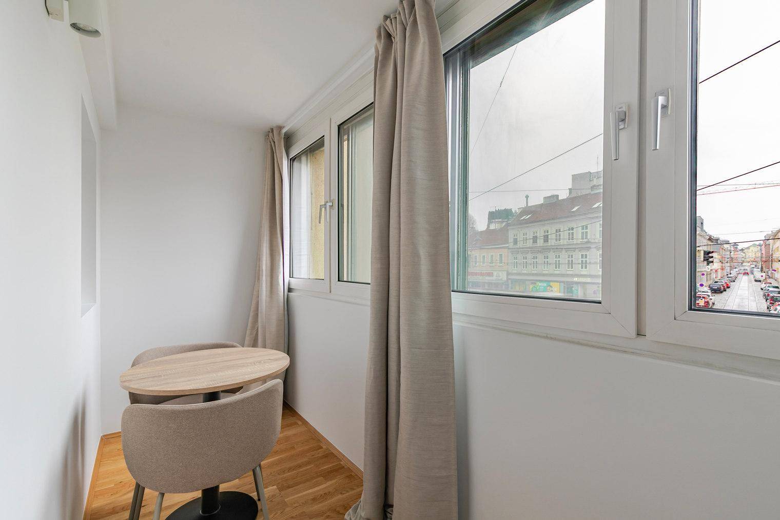 Kleiner Essbereich mit Tisch und Stühlen direkt am Fenster, ideal für ein Frühstück.