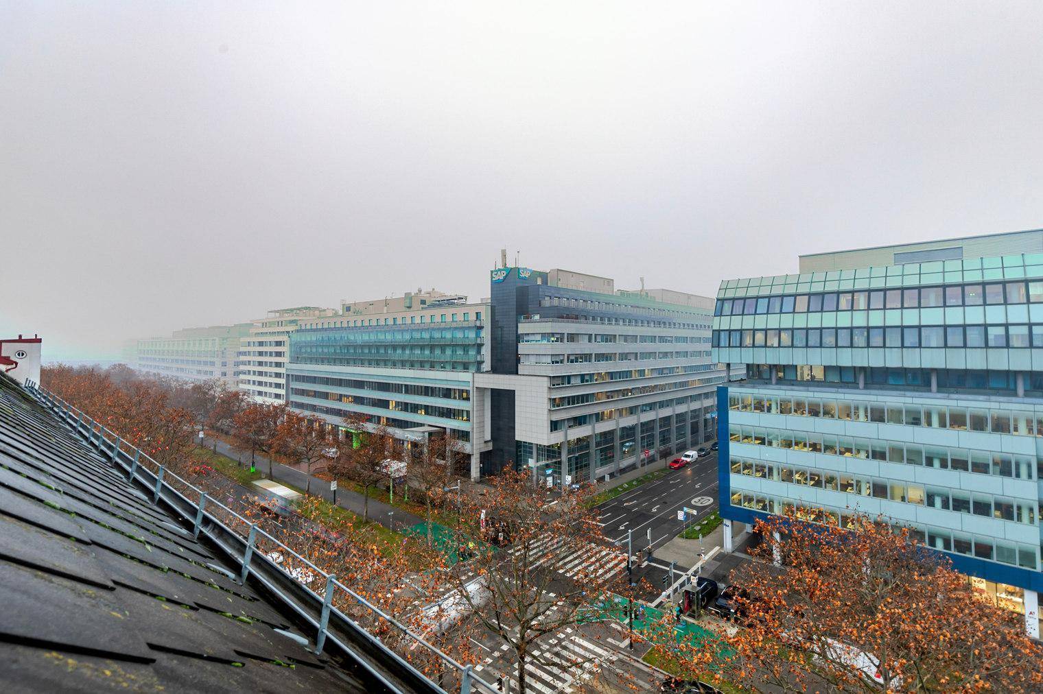 Panoramablick auf eine Reihe moderner Geschäftsgebäude und die städtische Infrastruktur.