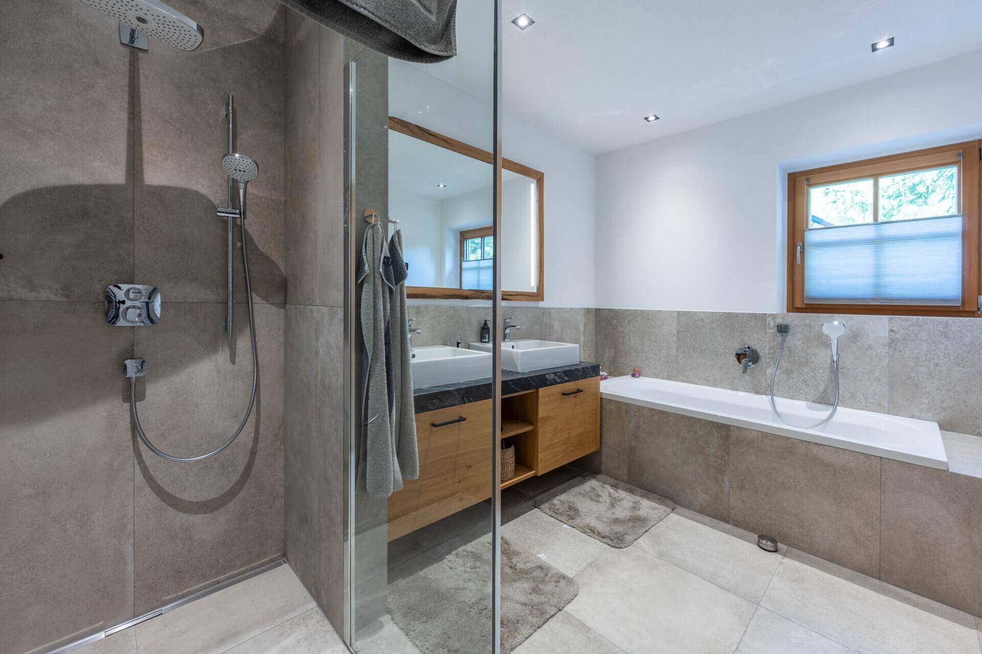 Modernes Badezimmer mit begehbarer Dusche, Doppelwaschbecken und Badewanne.