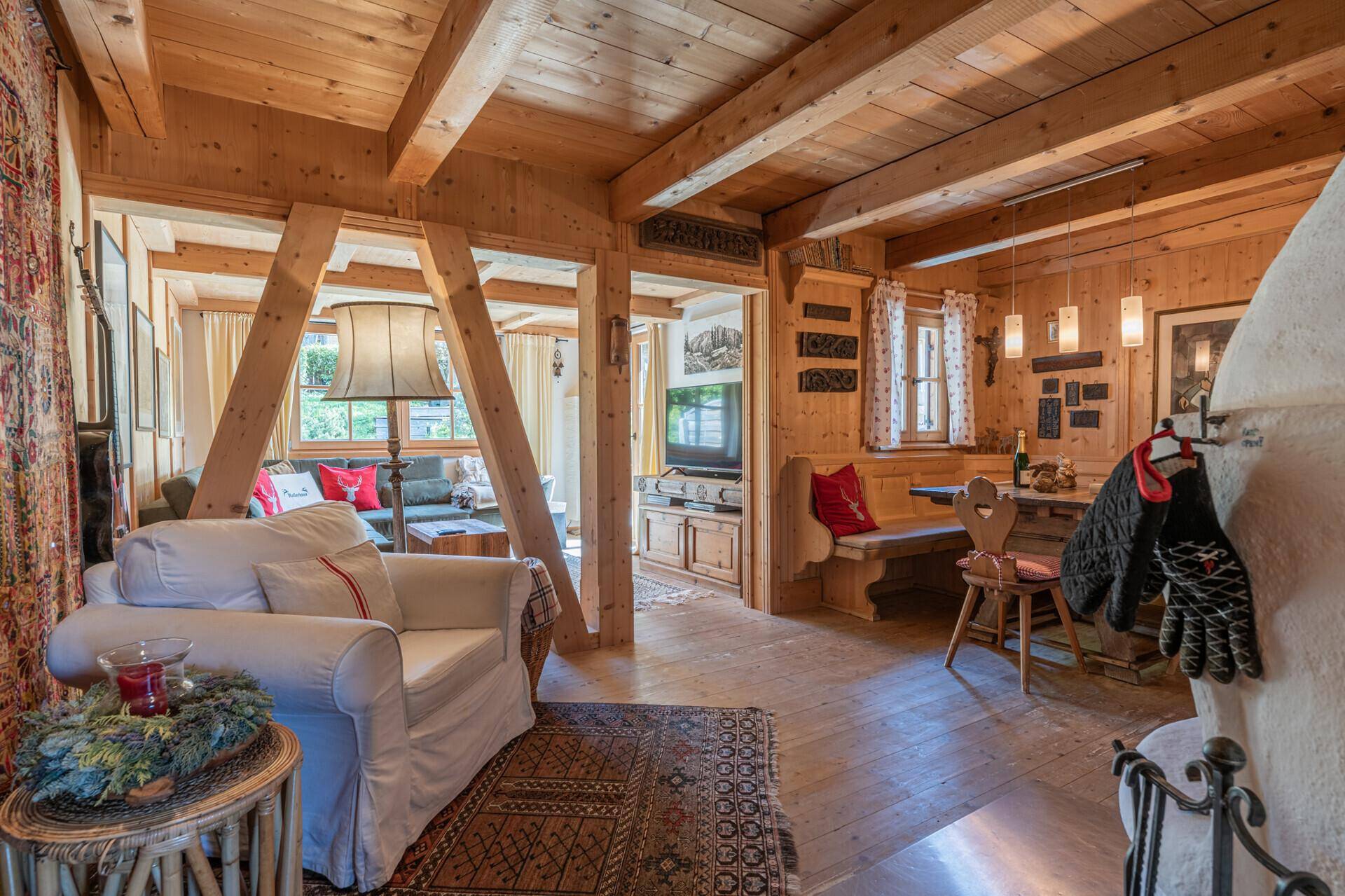 Rustikaler Wohn- und Essbereich mit viel Holz, gemütlichen Möbeln und traditionellem Charme.