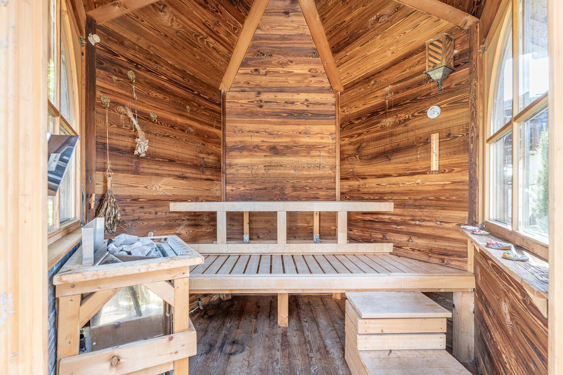 Traditionelle Holzsauna mit bequemen Bänken für entspannende Momente.
