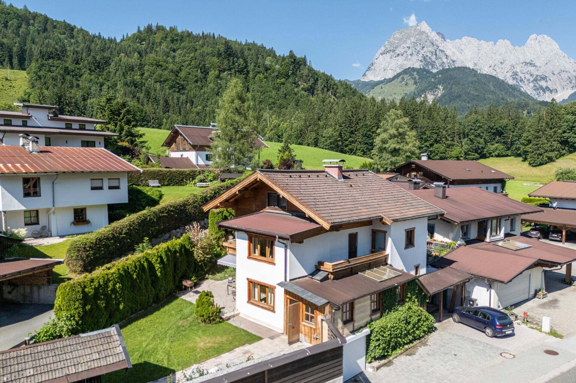 Panoramablick auf das Anwesen und die umliegende Wohngegend mit majestätischem Bergpanorama.