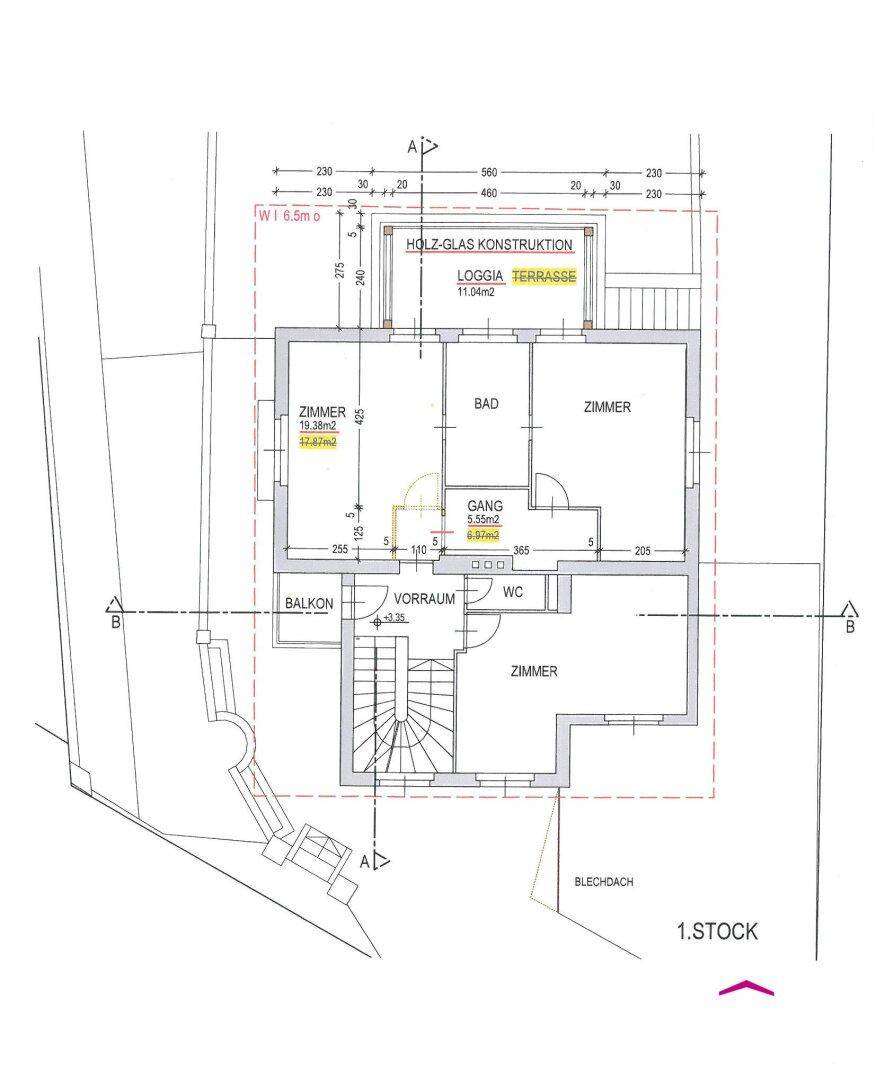 Grundriss des ersten Stocks mit Zimmern, Bad, WC, Loggia und Balkon.