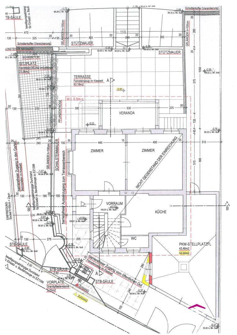 Grundriss des Erdgeschosses mit Küche, Zimmern, WC, Veranda, Terrasse und PKW-Stellplatz.