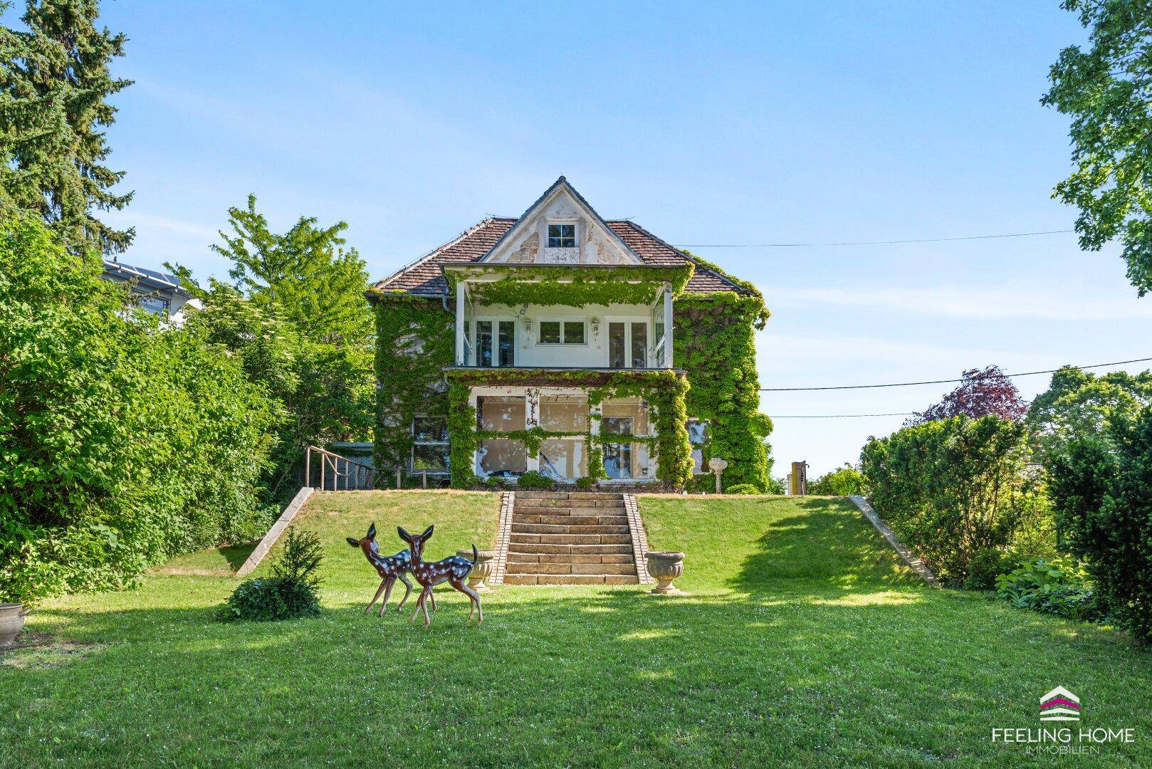 Freistehendes Haus mit bewachsenen Fassaden und weitläufigem, gepflegtem Gartenbereich.