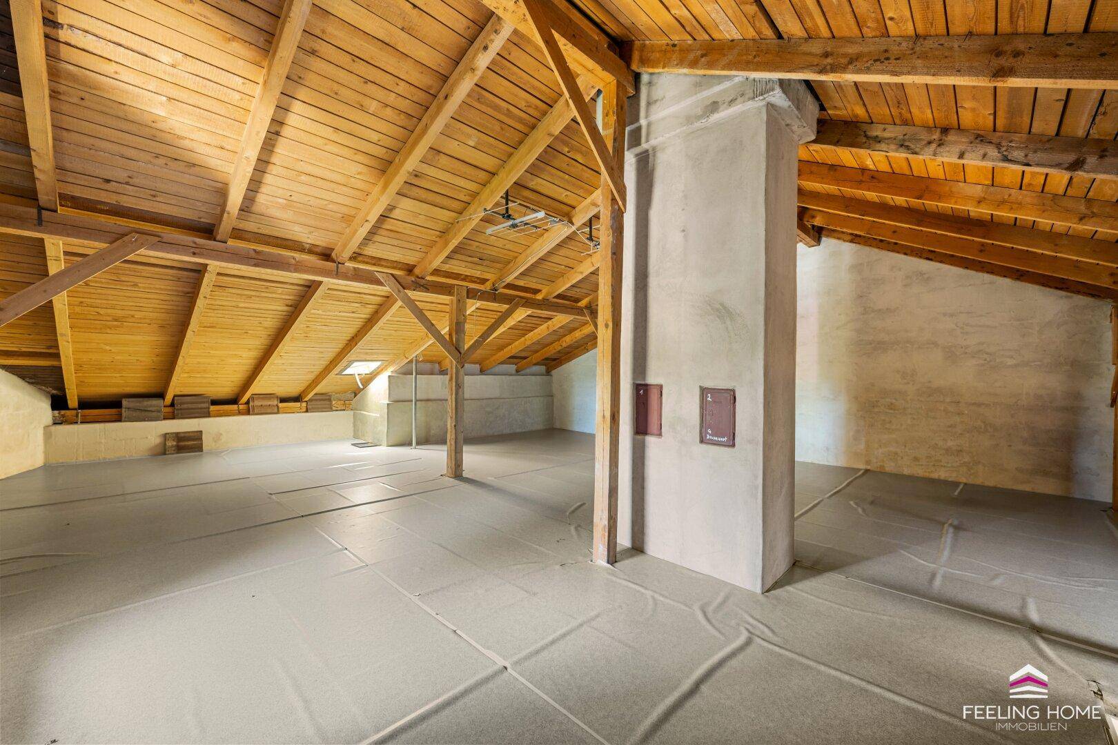 Großer Dachboden mit sichtbaren Holzbalken und viel Potenzial für Ausbau.
