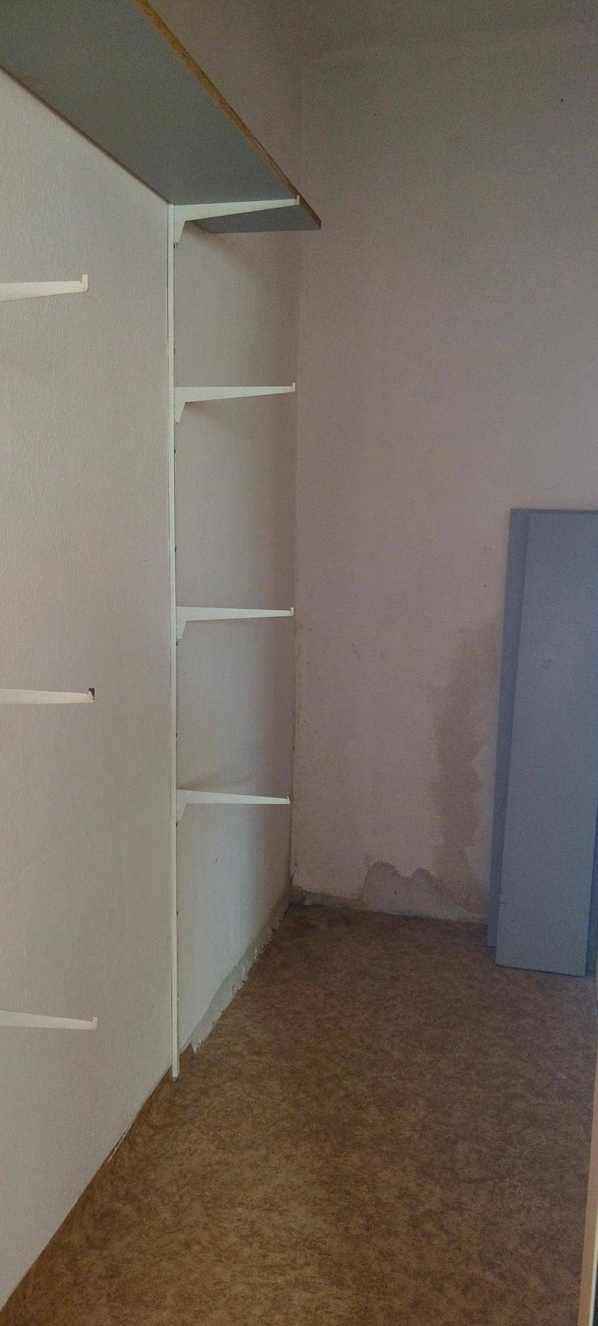 Abstellraum mit einfachen Regalen für zusätzlichen Stauraum im Haus.