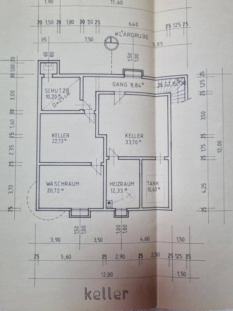 Grundriss des Kellers mit Waschraum, Heizraum und mehreren Kellerräumen.