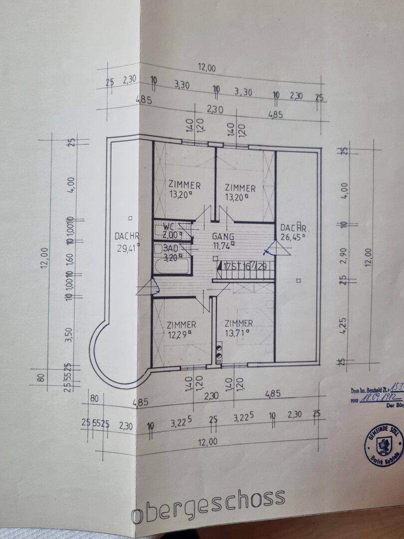 Grundriss des Obergeschosses mit mehreren Zimmern, Bad und separatem WC.