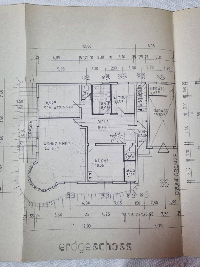Grundriss des Erdgeschosses mit Wohnzimmer, Küche, Schlafzimmer und Terrasse.