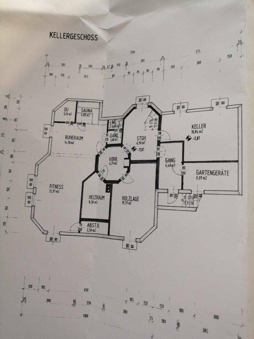 Grundriss des Kellergeschosses mit Fitnessraum, Sauna, Keller und Abstellräumen.